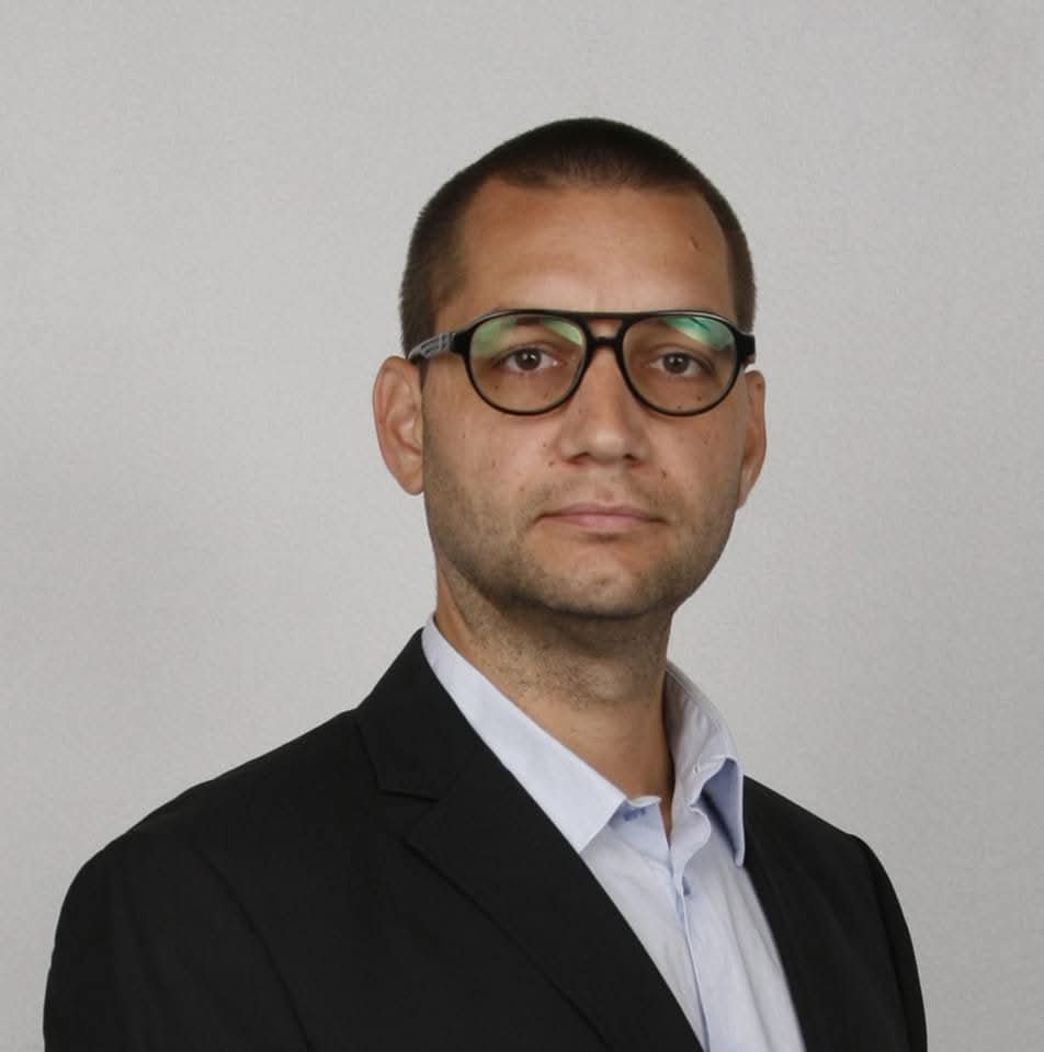 broker photo