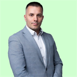 broker photo
